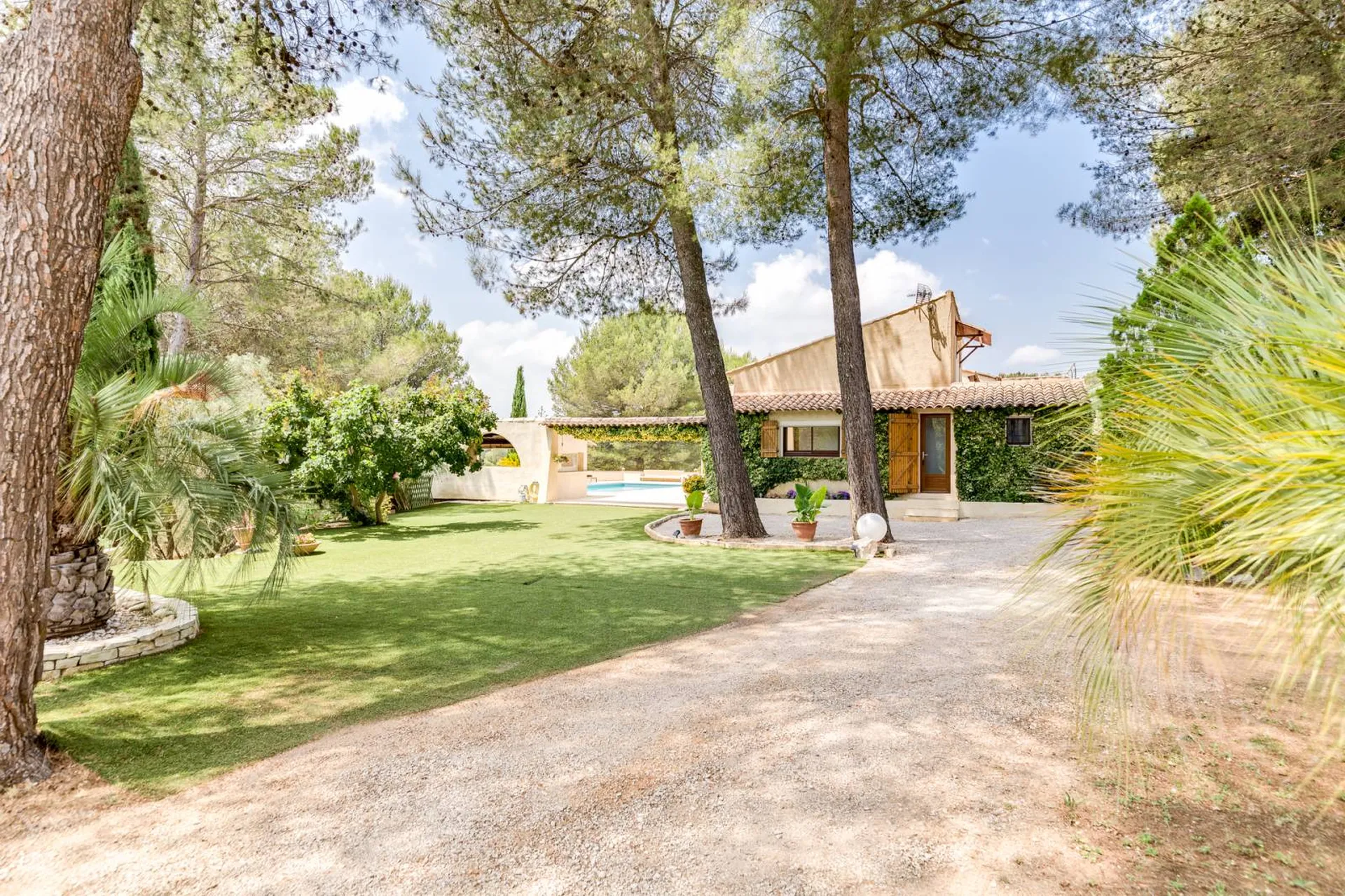 Propriété sur 6030m² de jardin paysager