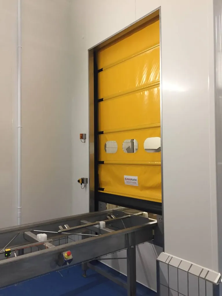 Panneaux polyester et porte relevante rapide