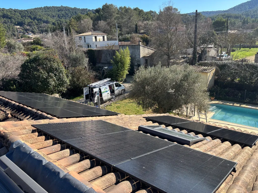 Installation de 18 panneaux photovoltaïques DualSun Flash 500 Wc pour une puissance de 9 kWc à Saint Zacharie