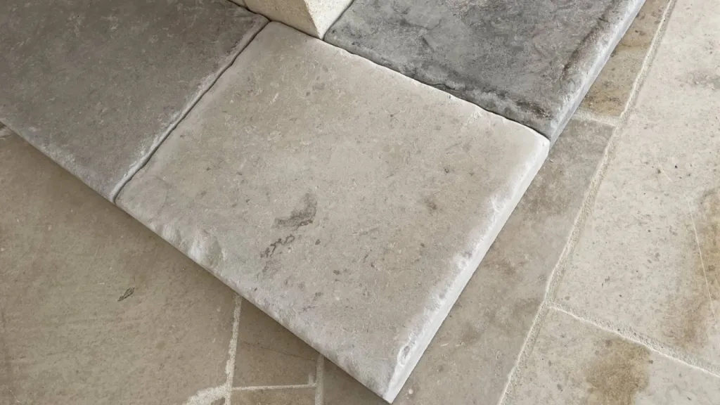 Pavé gris du Périgord, Pavé de Dordogne en pierre naturelle antique livraison Bordeaux et village Provence