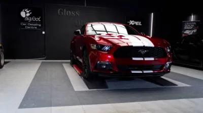 Cette Ford Mustang bénéficie d’un covering parfaitement intégré, posé avec soin dans notre centre spécialisé près de Vannes.