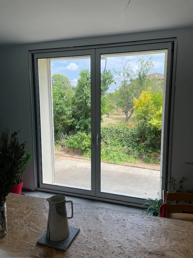 Baie vitrée coulissante installée après transformation, apportant luminosité et accès direct à l’extérieur