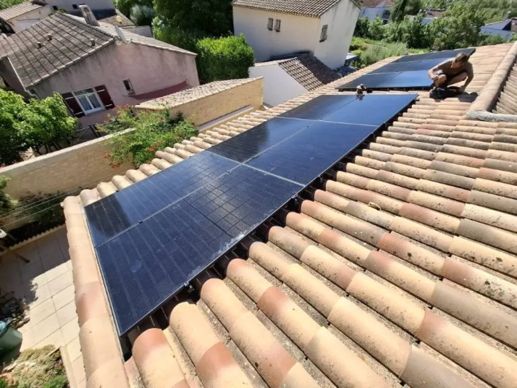 Pose de 12 panneaux photovoltaïques sur une toiture de maison à Auriol