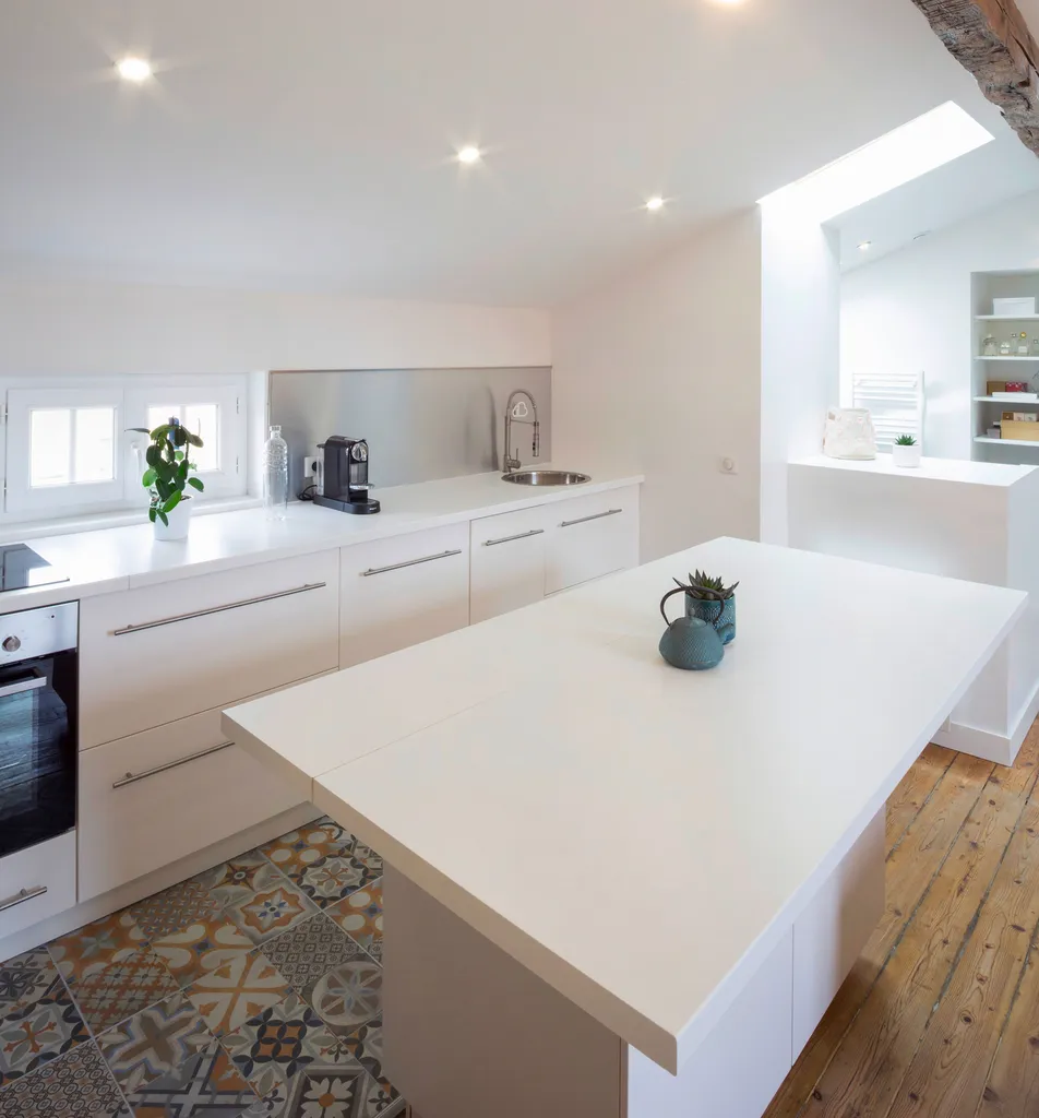 AKIKO ARCHITECTURE – Bordeaux Chartrons — Rénovation & réagencement sous combles L’agence a optimisé chaque recoin, intégrant une bibliothèque basse, une zone TV discrète et un jeu de tables aux lignes douces. Les poutres anciennes ancrent l’ensemble dans