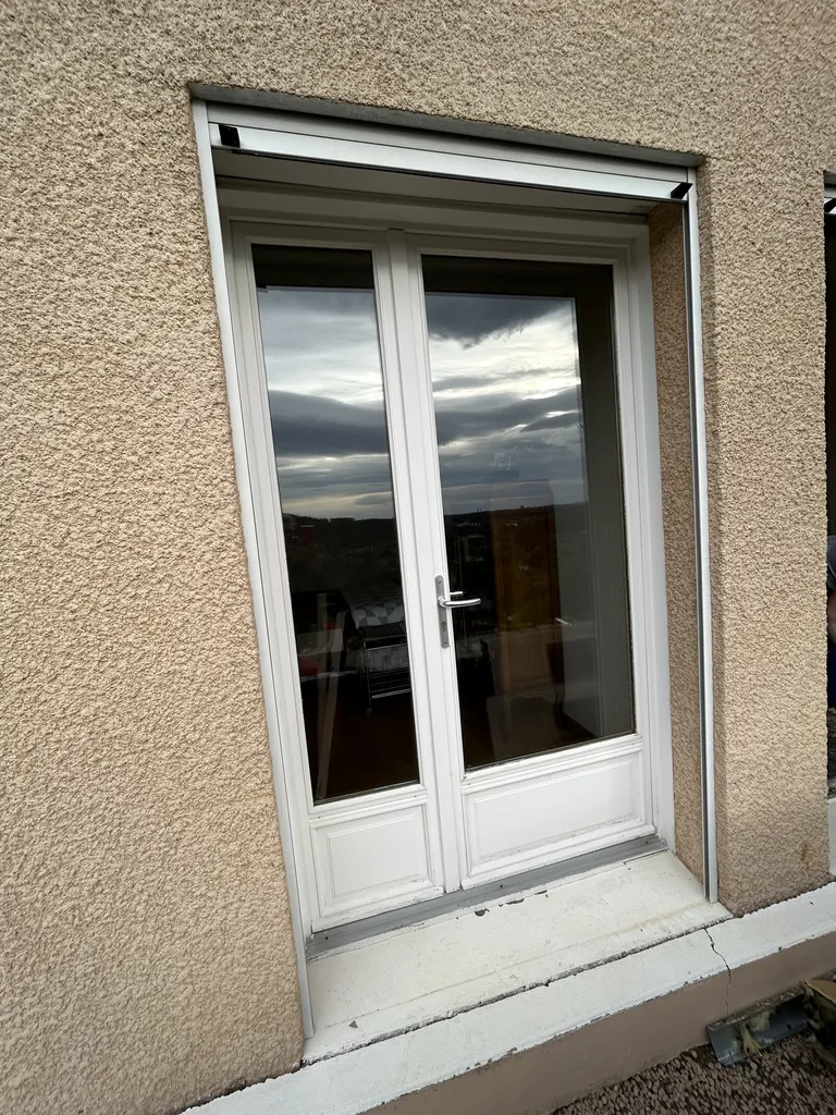 Fenêtres bois anciennes en façade avant remplacement dans une maison à Couzon-au-Mont-d’Or (Rhône 69) avec faible isolation thermique et importantes déperditions de chaleur