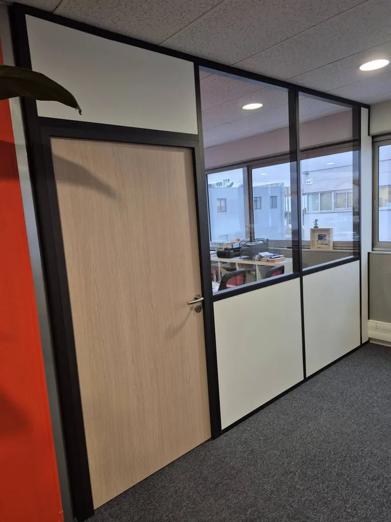 Pose de cloisons modulaires vitrées sur allège à Nîmes