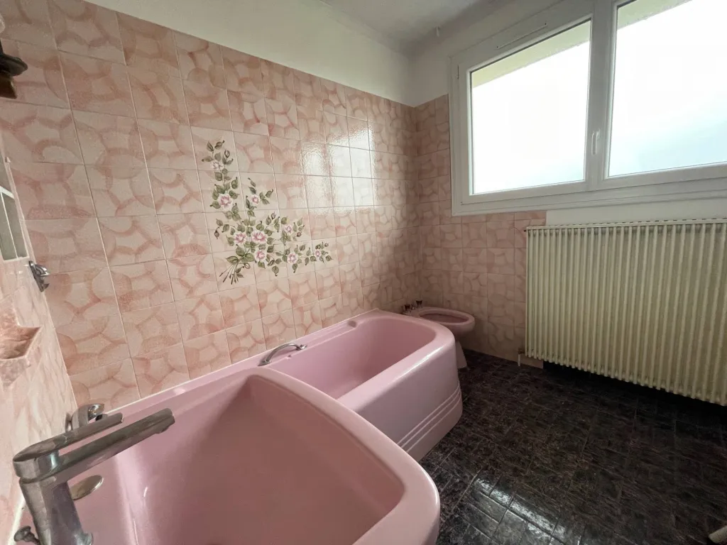 salle de bain avec baignoire à rafraichir