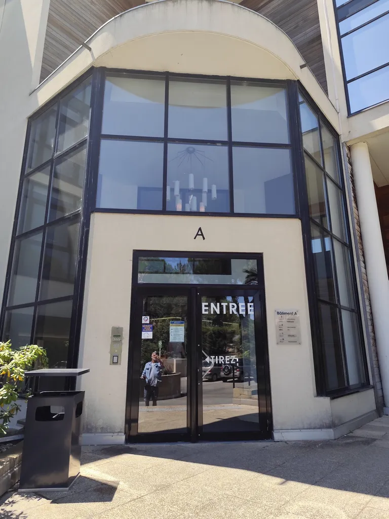 Installation de film solaire spectra 30 c pour grandes baies vitrées d’immeubles à Marignane – Solution anti-chaleur invisible pour copropriétés