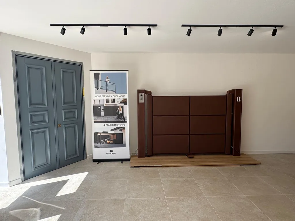 Le showroom SIPP à Ajaccio a été entièrement rénové : venez découvrir nos portes, portails et systèmes de sécurité dans un espace d'exposition repensé pour mieux vous conseiller