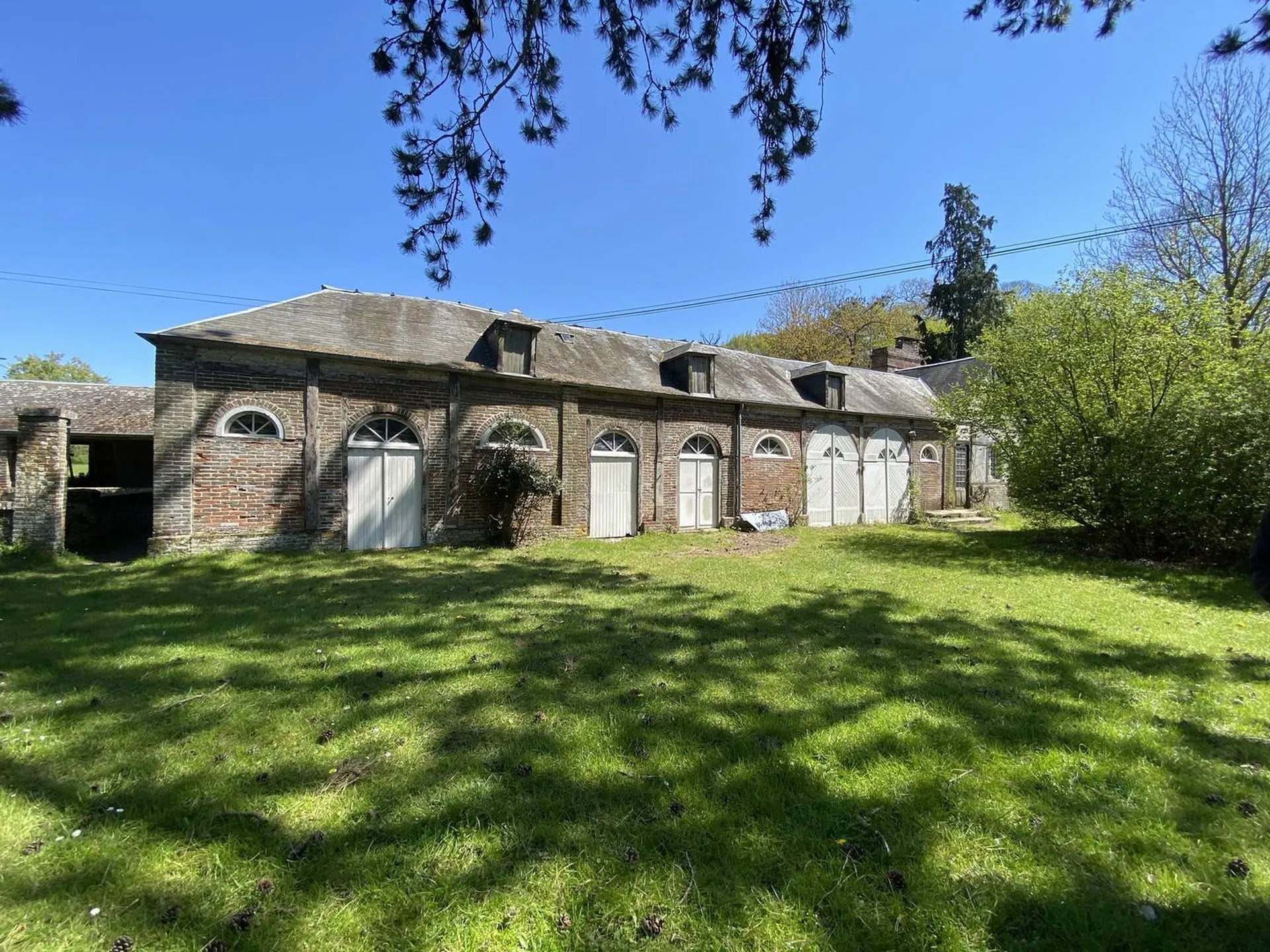 Vends dans l'Oise, manoir de caractère avec 13 chambres et dépendances,  située à 1h 15de Paris