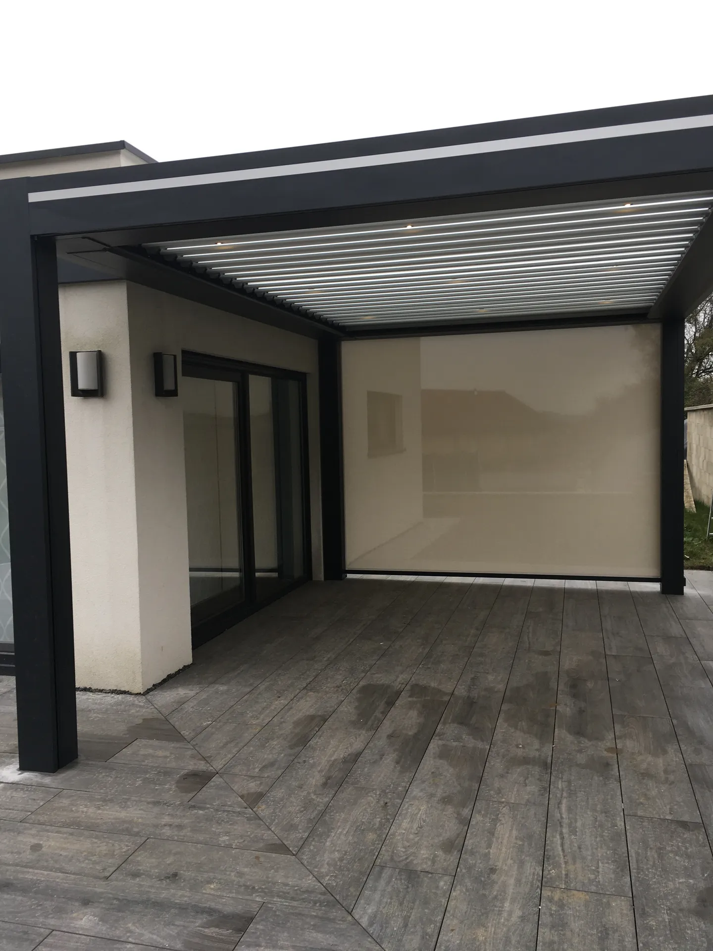 Pergola bioclimatique colris 7016 lames orientable avec store 5x3500