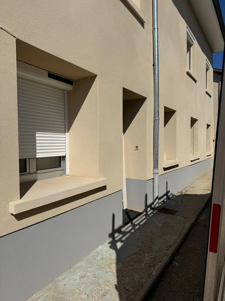 Pose de volets roulants solaires Profalux électriques dans une copropriété de maisons à Genas près de Lyon