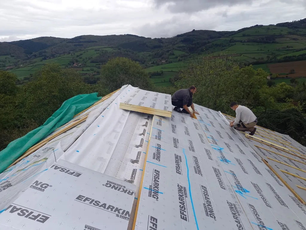 Isolation de toiture par sarking permettant de limiter les déperditions de chaleur et améliorer le confort thermique d’une maison en pierre à Beaujeu