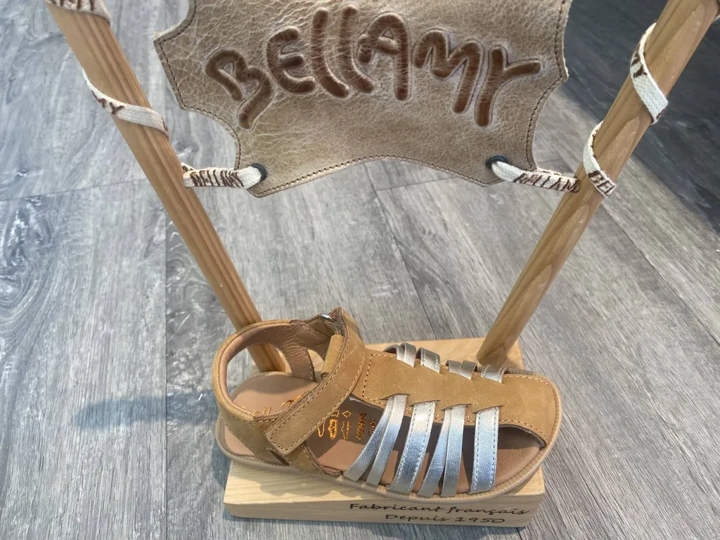 nu pied filles avec protections d 'orteils près de Saint André de Cubzac