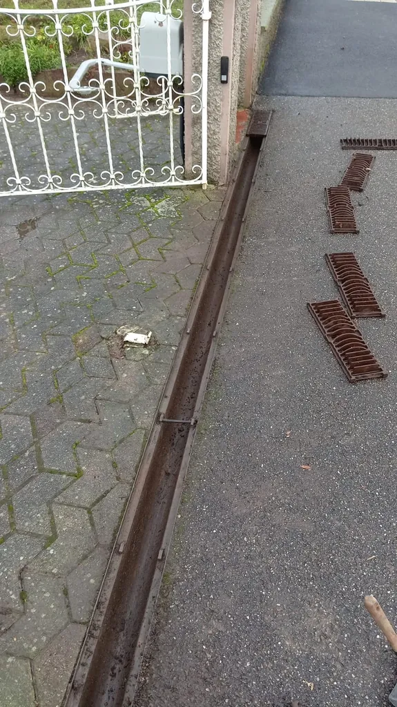 Nettoyage haute pression de terrasse et allées pavées à Brumath dans le Bas-Rhin : décapage des mousses et salissures pour retrouver l'éclat de vos sols extérieurs