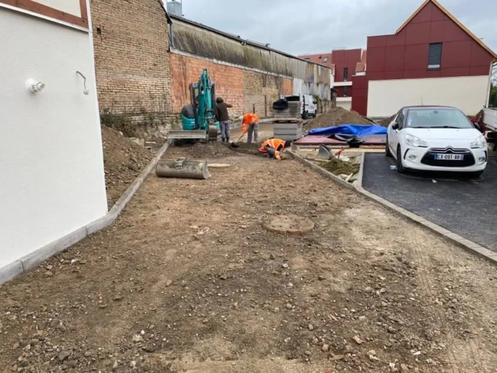 Préparation d'un chemin à Oberschaeffolsheim, près de Lingolsheim