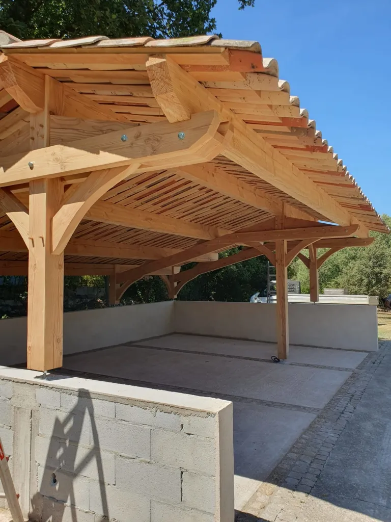 Trouver un professionnel pour installer un carport en bois sur mesure à Aix en Provence