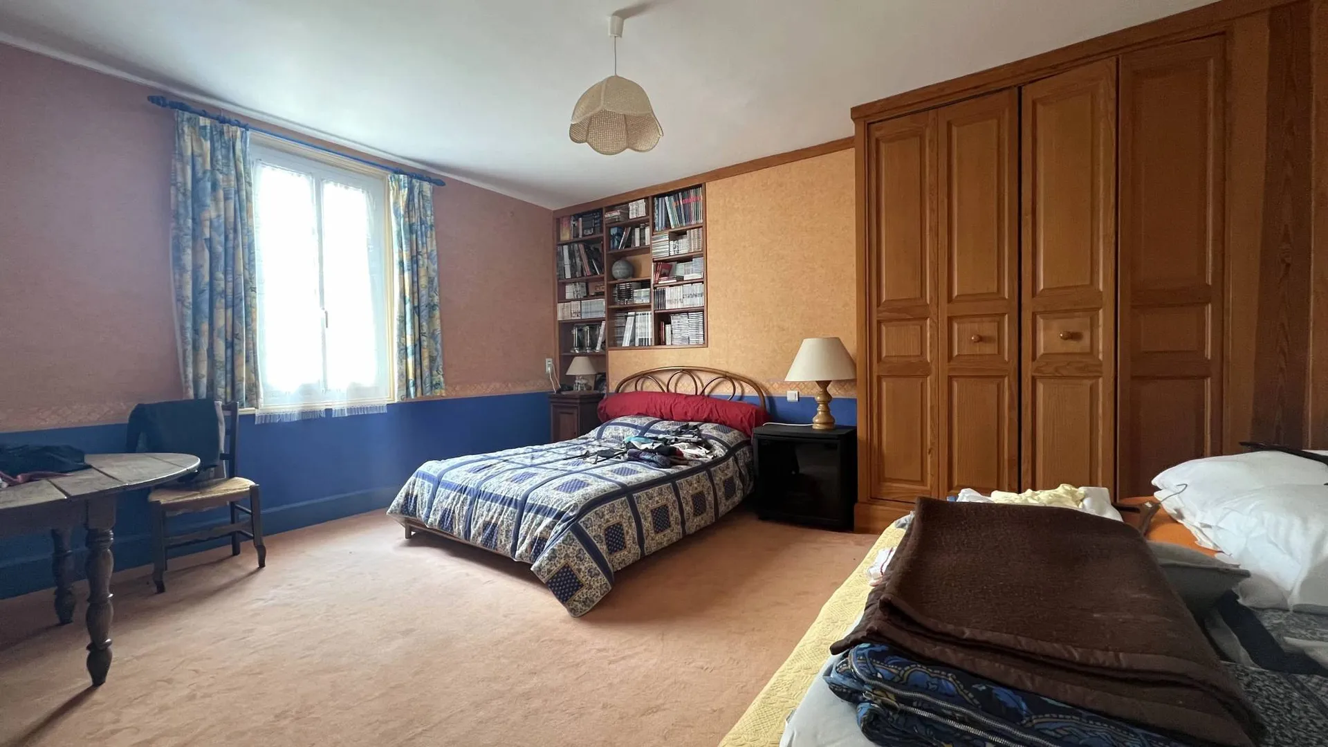 Belle demeure bourgeoise 280m² avec 5 chambres, 11 pièces, chapelle 50m², jardin arboré 597m² et grand garage, exposition sud-ouest, en plein centre de Eu 76260.