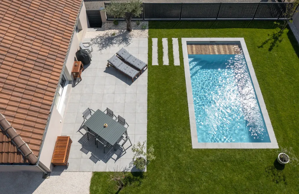 Construction piscine béton armé 7x3,5 avec volet immergé et filtration complète à Saint-Pierre-de-Chandieu Rhône