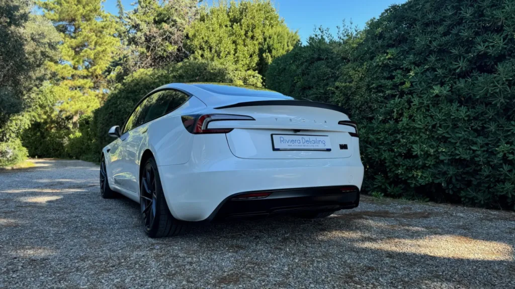 Pose d'un traitement céramique Gtechniq Crystal Serum Ultra sur une Tesla Model 3 Highland Performance à Antibes