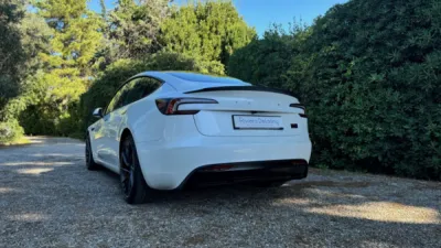 Pose d'un traitement céramique Gtechniq Crystal Serum Ultra sur une Tesla Model 3 Highland Performance à Antibes