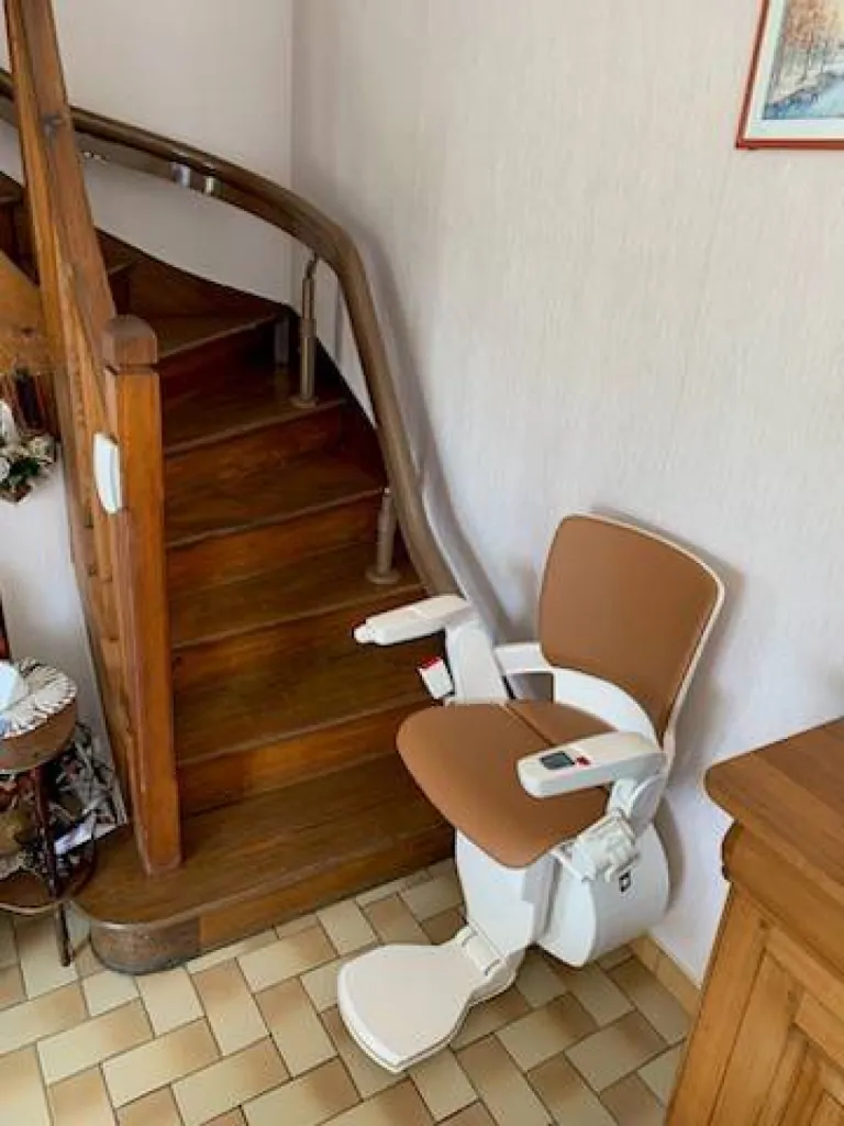 Le fauteuil monte esclaier OTOLIFT Smart prêt à partir dans cet escalier 1/4 tournant  près de Marseilleen intérieur