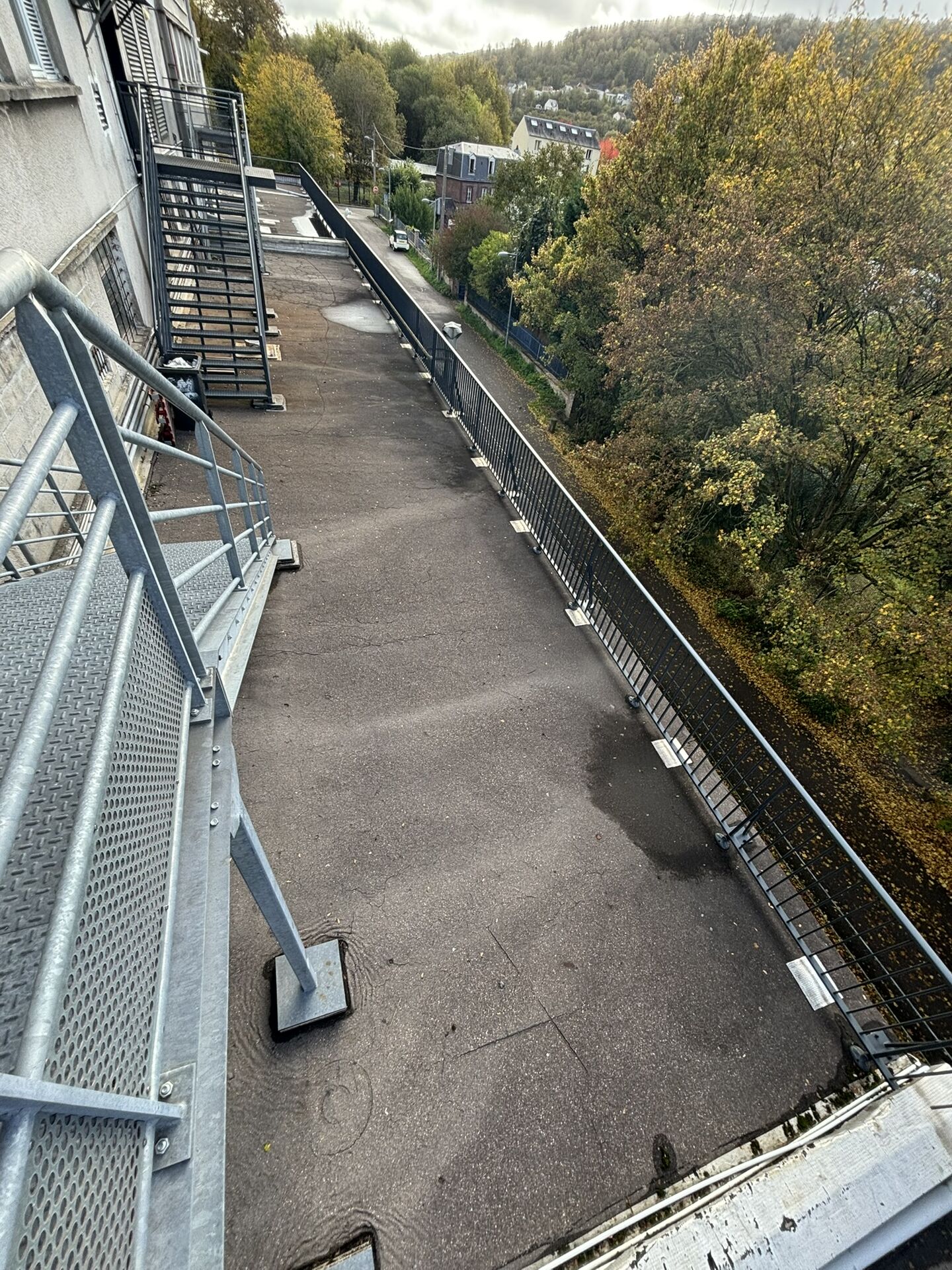 A vendre, local commercial de 966 m² et 9 places de stationnements