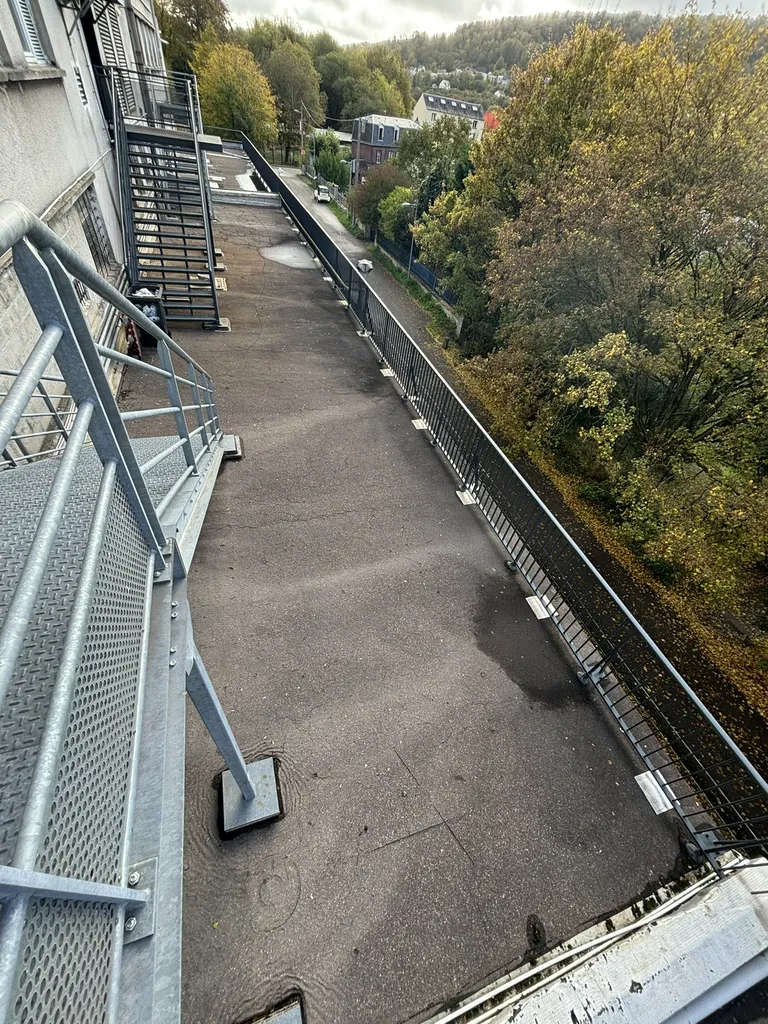 A vendre, local commercial de 966 m² et 9 places de stationnements