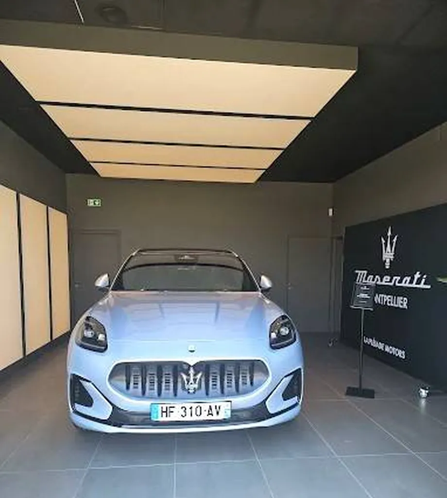 Plafonds Tendus Occitans - Cadres lumineux concession auto MASERATI Montpellier