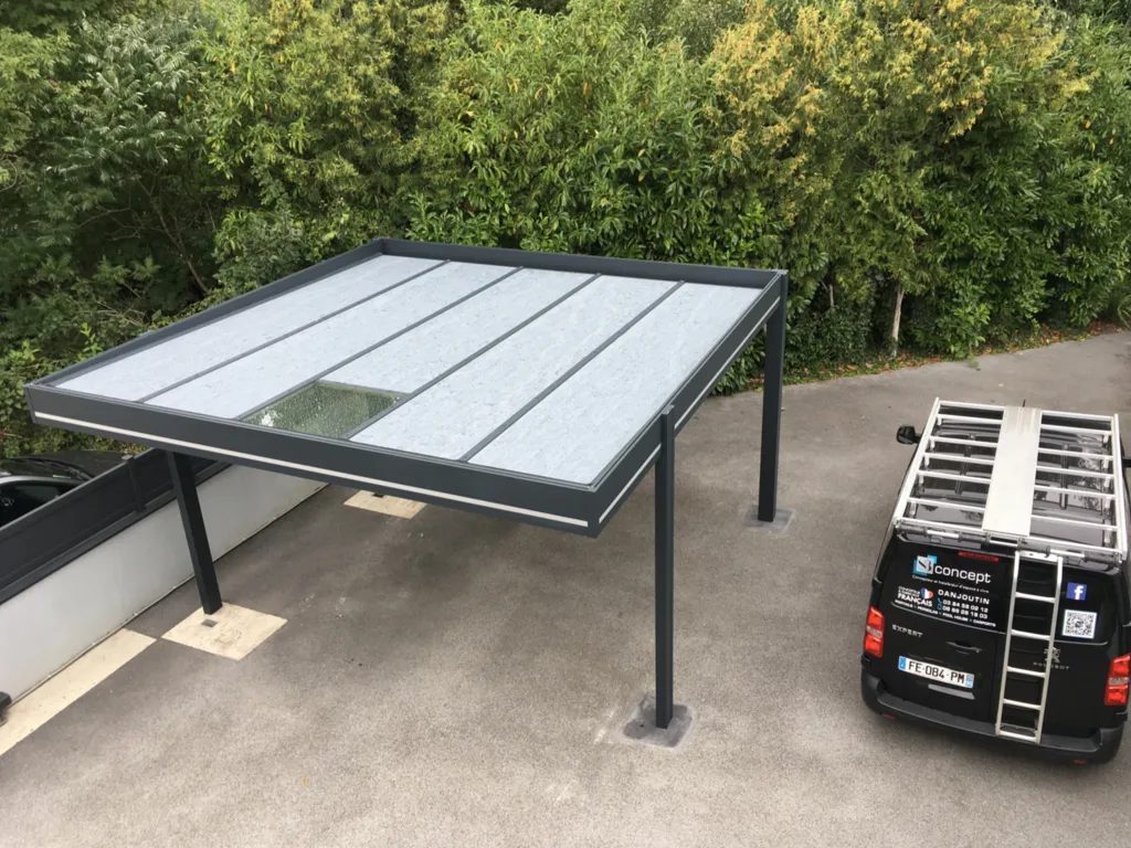 Création et pose d’un carport indépendant à quatre pieds en alu pour deux voitures de 5m x 5m au showroom SB Concept à Danjoutin près de Belfort