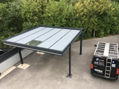 Création et pose d’un carport indépendant à quatre pieds en alu pour deux voitures de 5m x 5m au showroom SB Concept à Danjoutin près de Belfort