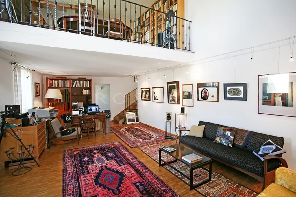 A vendre,  Avignon intra-muros,  beau duplex tout confort situé aux 2 et 3èmes étages d’une résidence de standing avec  entrée sécurisée et parking privé.