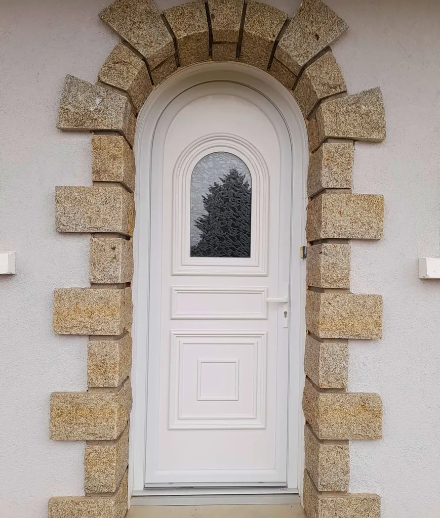 Rénovation d'une porte d'entrée à plein cintre sur-mesure en PVC blanc Bouvet avec serrure et vitrage sécurisés à Saint-Didier-en-Velay près d'Yssingeaux en Haute-Loire (43)