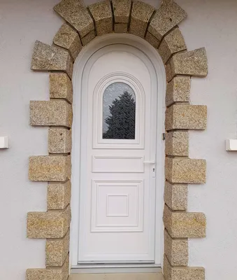 Rénovation d'une porte d'entrée à plein cintre sur-mesure en PVC blanc Bouvet avec serrure et vitrage sécurisés à Saint-Didier-en-Velay près d'Yssingeaux en Haute-Loire (43)