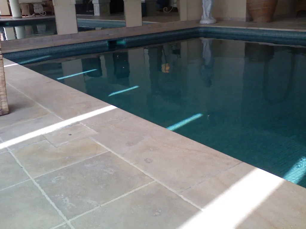 Margelle et dallage ancien pierre naturelle, vieille dalle, pierre de France.