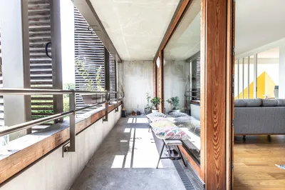 “Loggia réagencée par AKIKO ARCHITECTURE dans le quartier Bastide à Bordeaux, imaginée pour ouvrir largement l’appartement vers le Jardin Botanique et magnifier la lumière naturelle grâce à une rénovation intérieure élégante