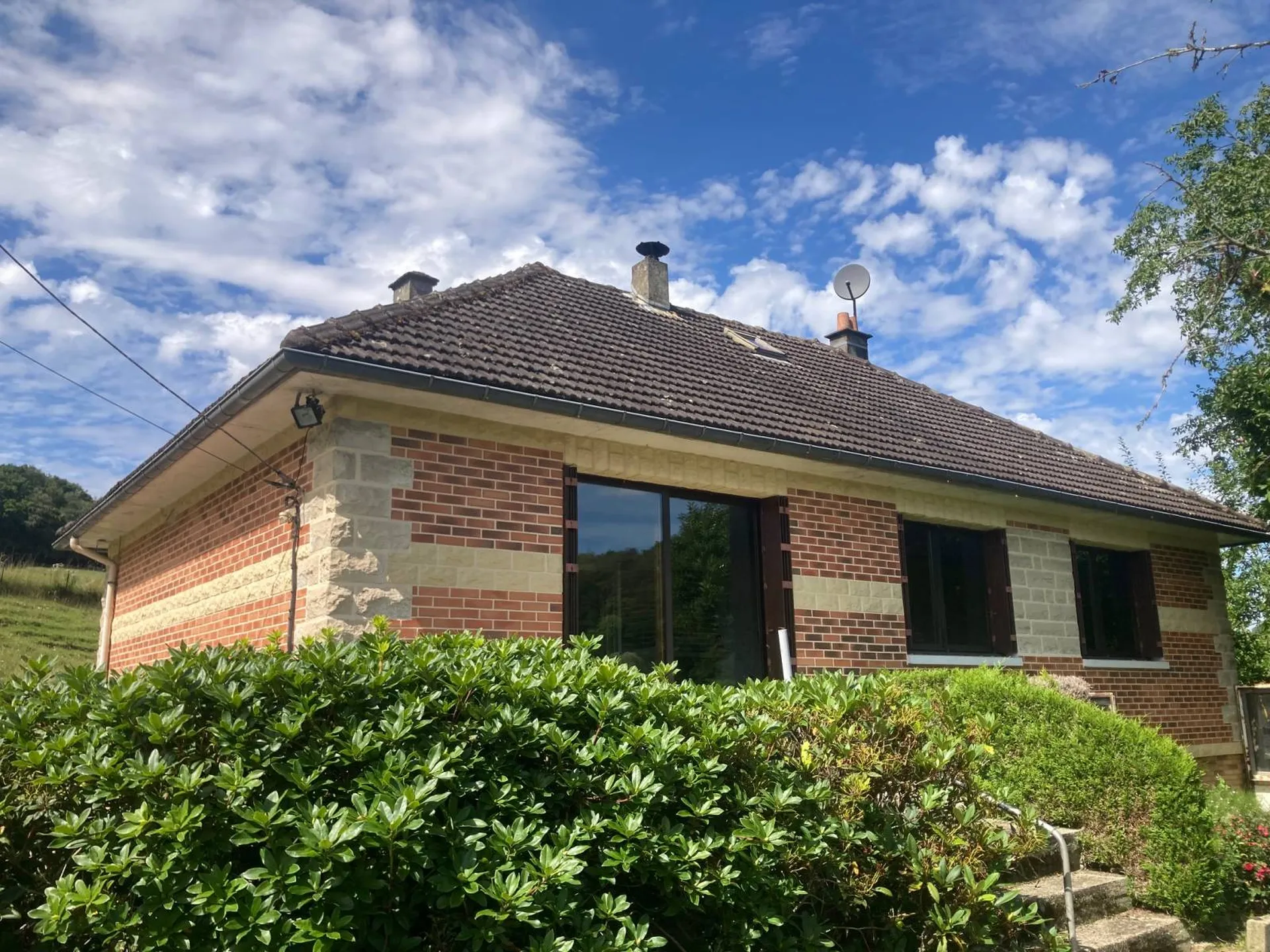 Maison individuelle de 1967 - Environ 2768m²  de terrain - Sous-sol complet