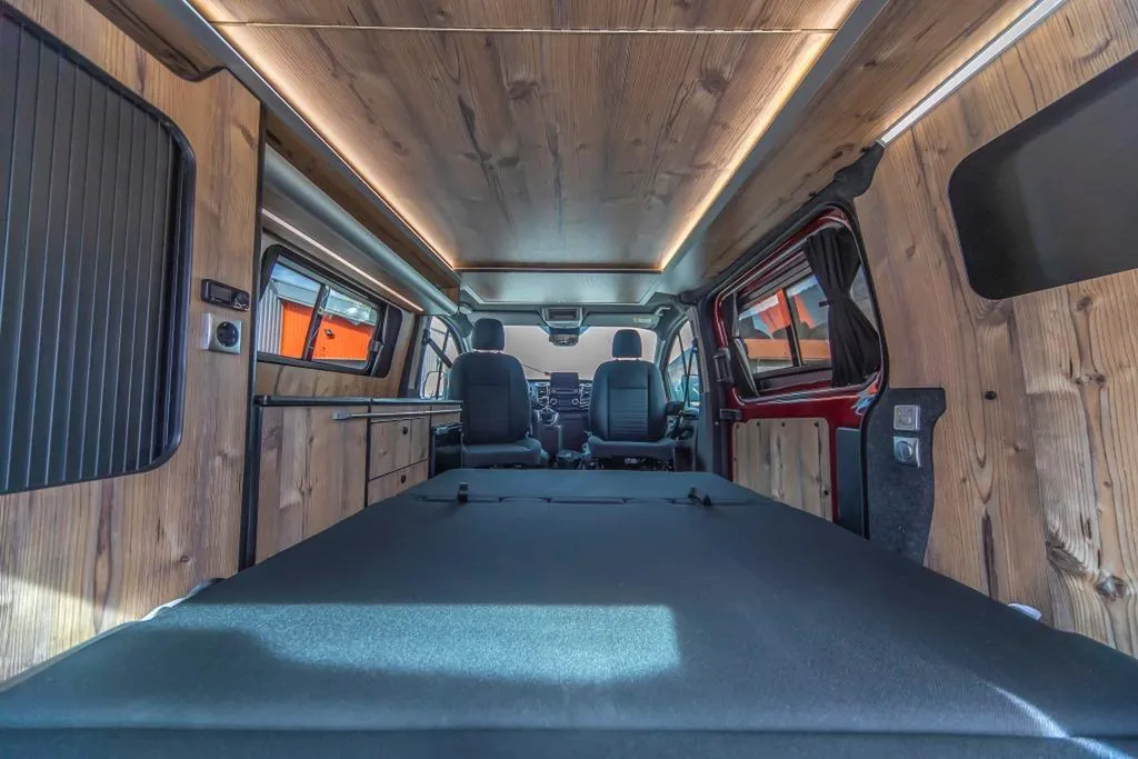 Aménagement intérieur d'un Ford Transit Custom Court sur-mesure à Annecy : van au style chalet alpin pour la Haute-Savoie