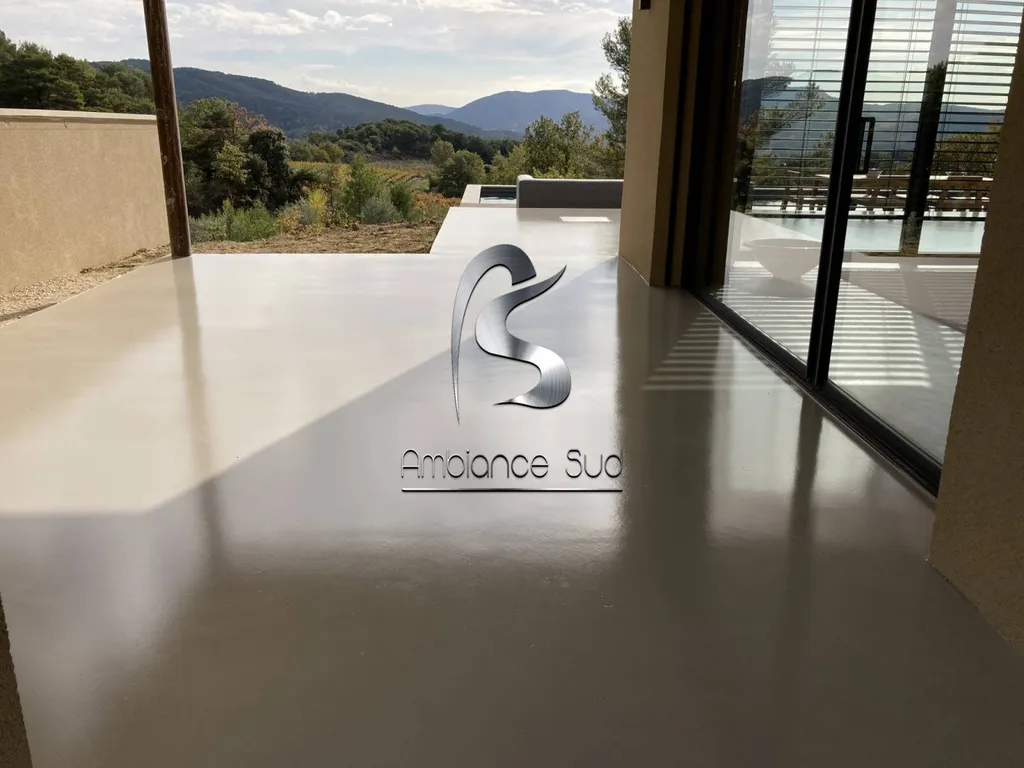 Béton ciré pour sol extérieur à Saint Tropez en alentours dans le département du Var