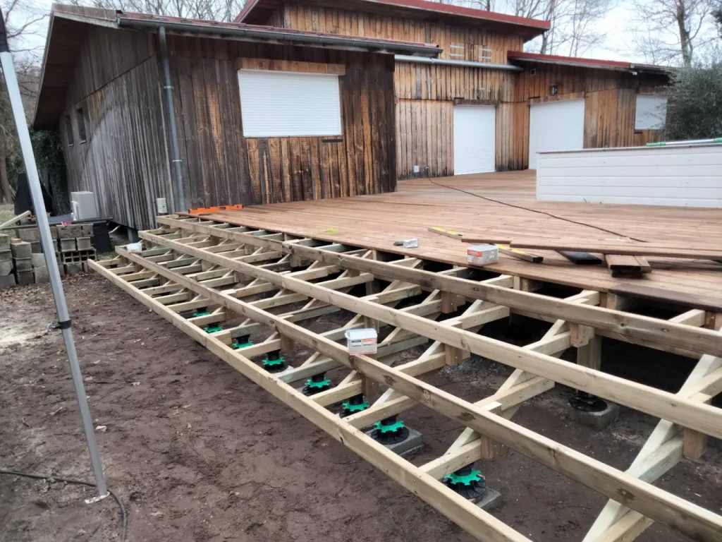 Construction de terrasse bois en pin surélevée autour d'une piscine sur le Bassin d'Arcachon