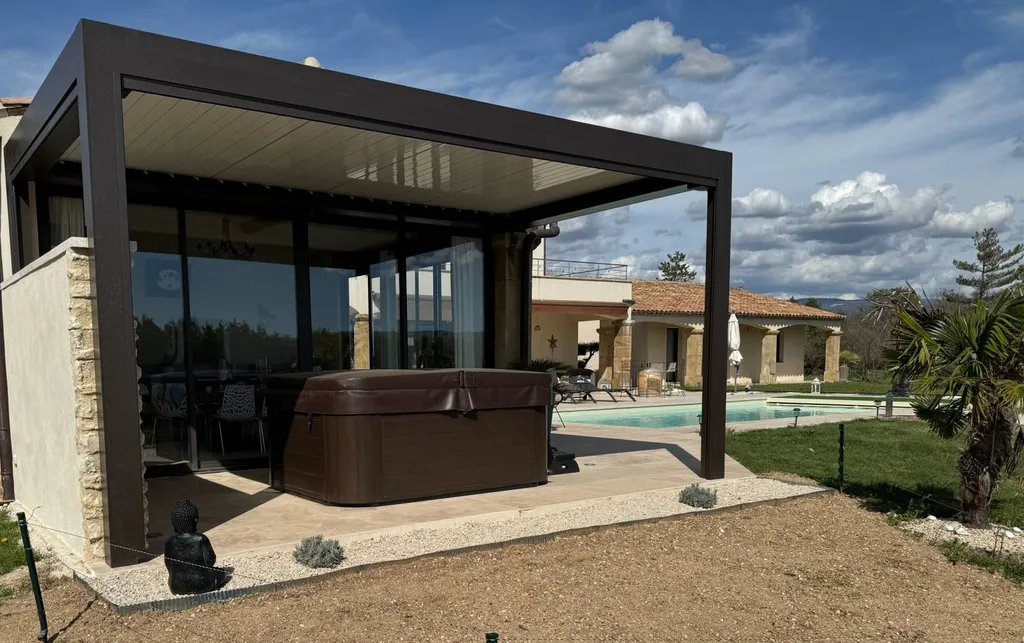 Votre pergola à lames orientables et rétractables en alu sur Roussillon avec AptAlu