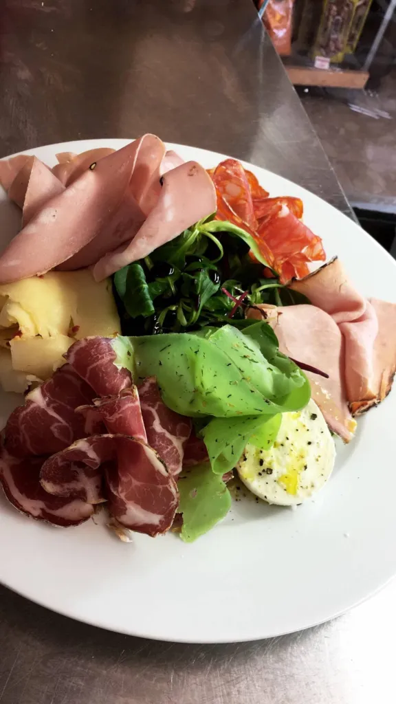 Pour l'apero : L'assiette charcuteries et fromages : l'aperitivo à l'italienne