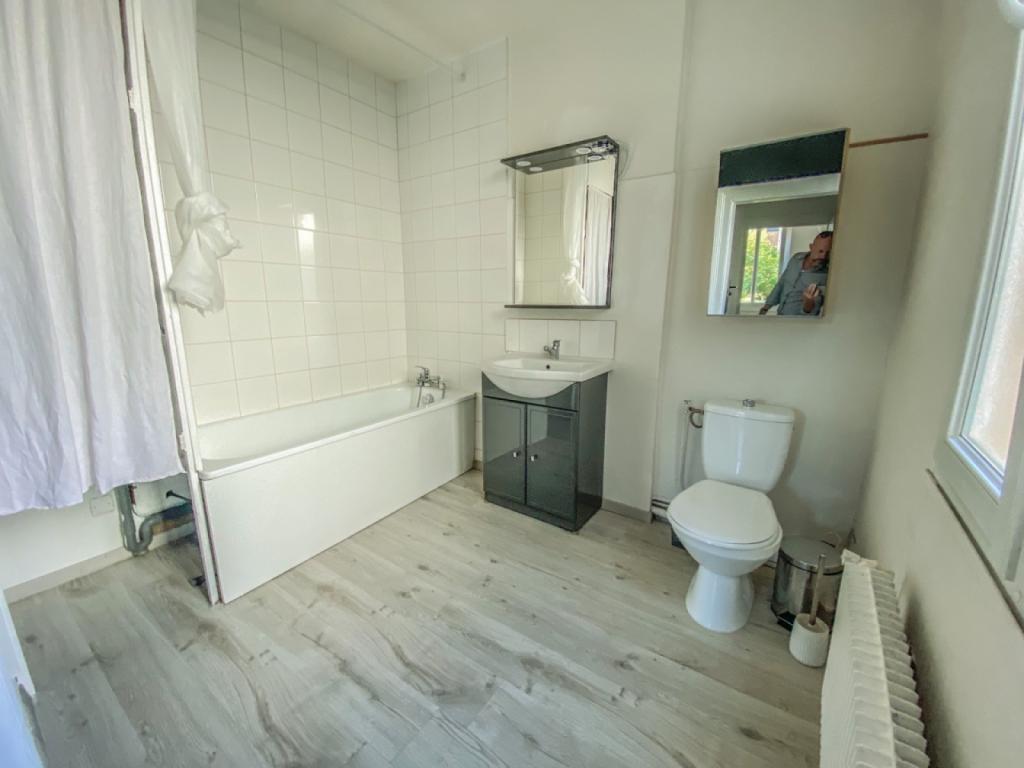 salle de bains spacieuse 