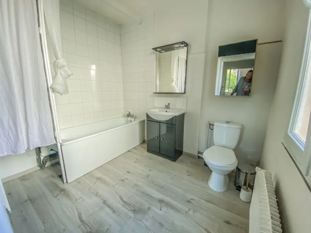 salle de bains spacieuse 