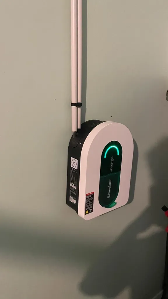 Installation d'une borne de recharge IRVE Schneider Electric à Rouen 