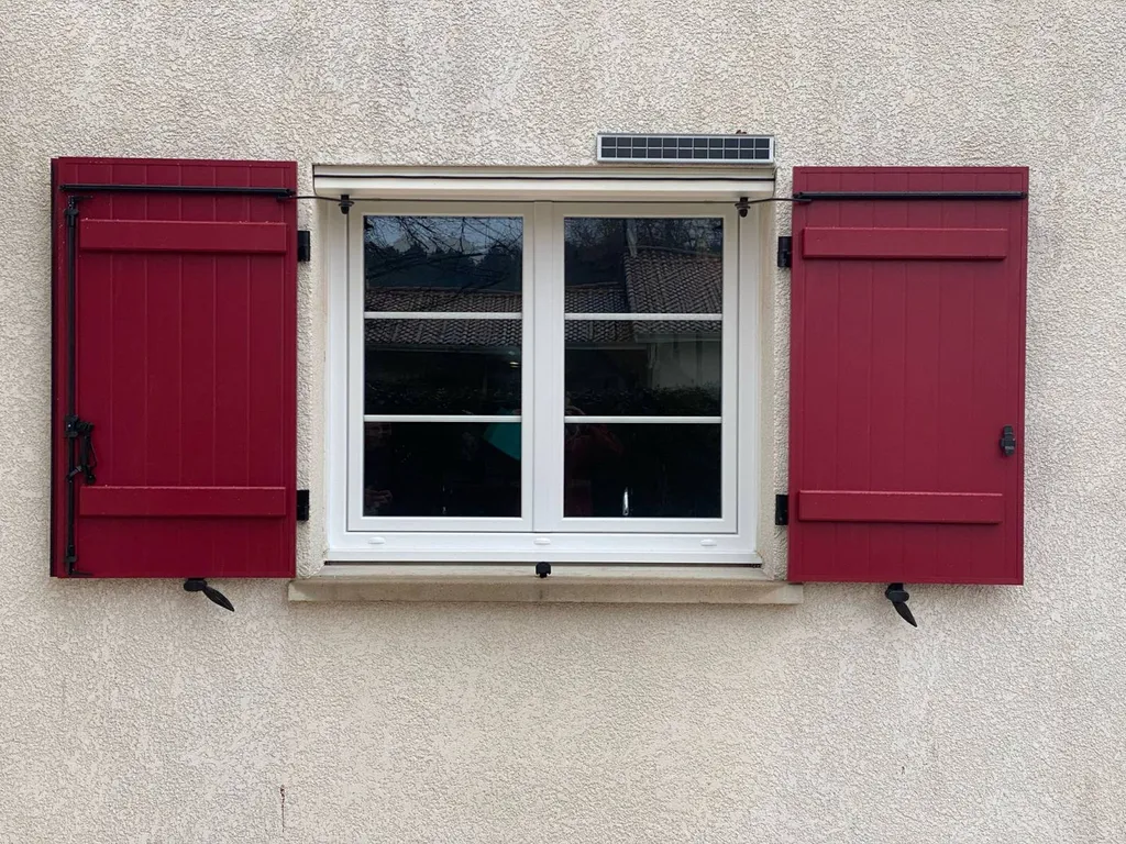Nouveaux volets battants en aluminium avec moteur solaire sur la commune de Castelnau de Médoc