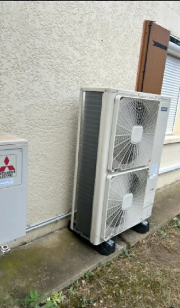Technicien posant une pompe à chaleur air-eau Hitachi à Marignane