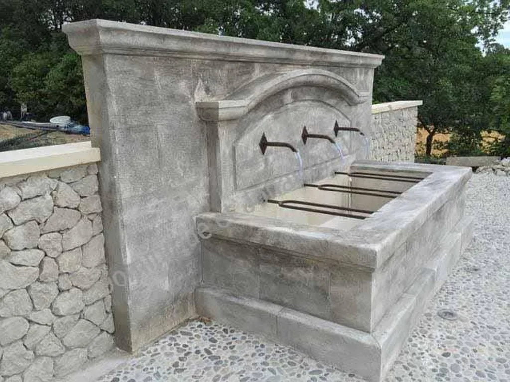 Fontaine murale sur-mesure en pierre d'Estaillades