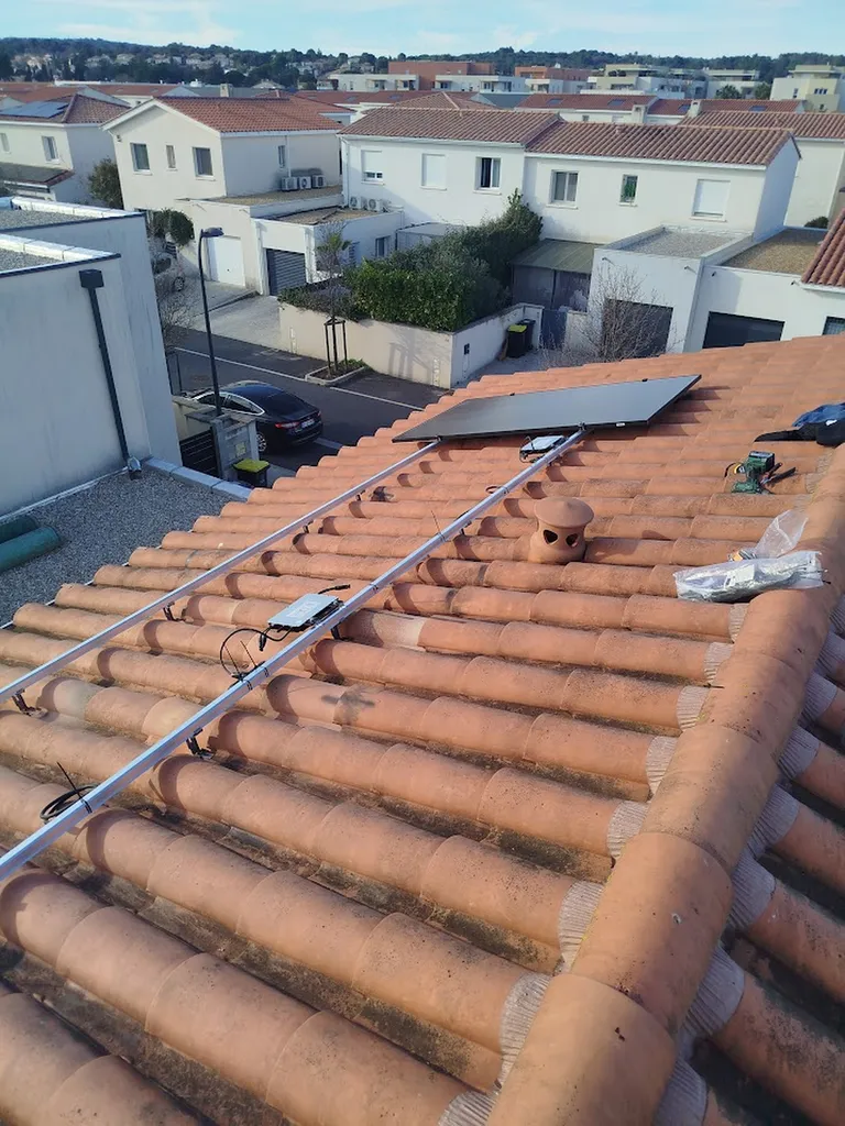 Installation photovoltaïque 3 kWc avec panneaux DMEGC 500 Wc et micro-onduleurs Hoymiles à Montpellier
