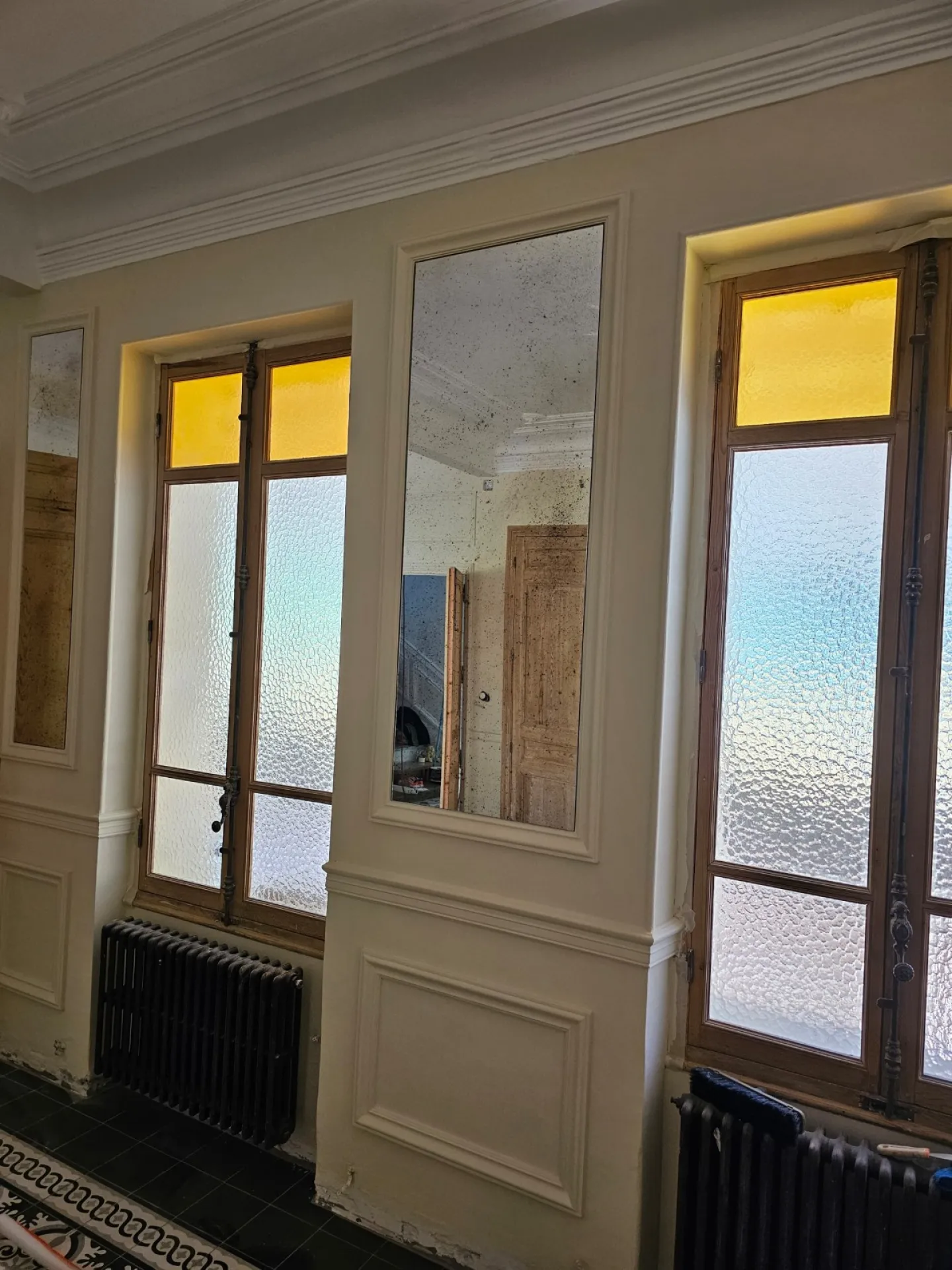 Rénovation de fenêtres anciennes avec pose de vitrage de couleur pour l'hôtel particulier 